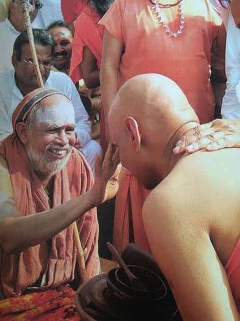 Galery images_472x631_0020_My gurudev receiving blessings from Swami shri Jayaendra saraswathi maharaj